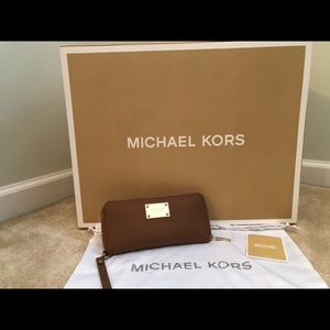 Michael Kors accordion wallet
